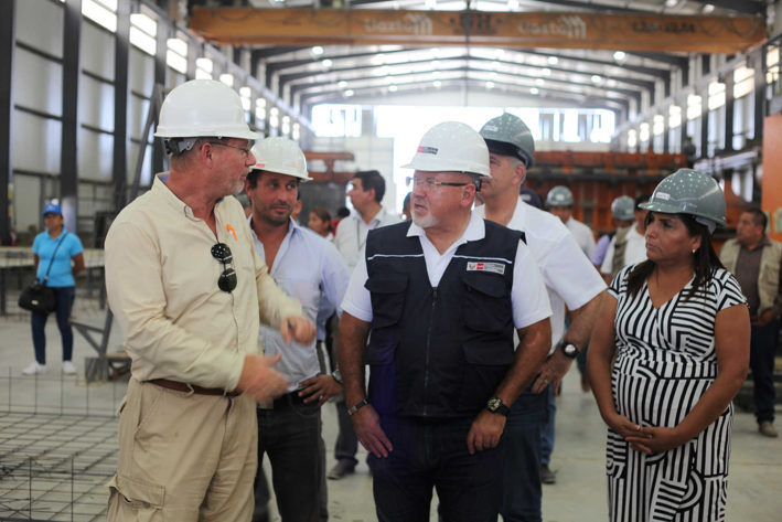 Ministro Carlos Bruce visita la Planta de Producción de Viviendas 1